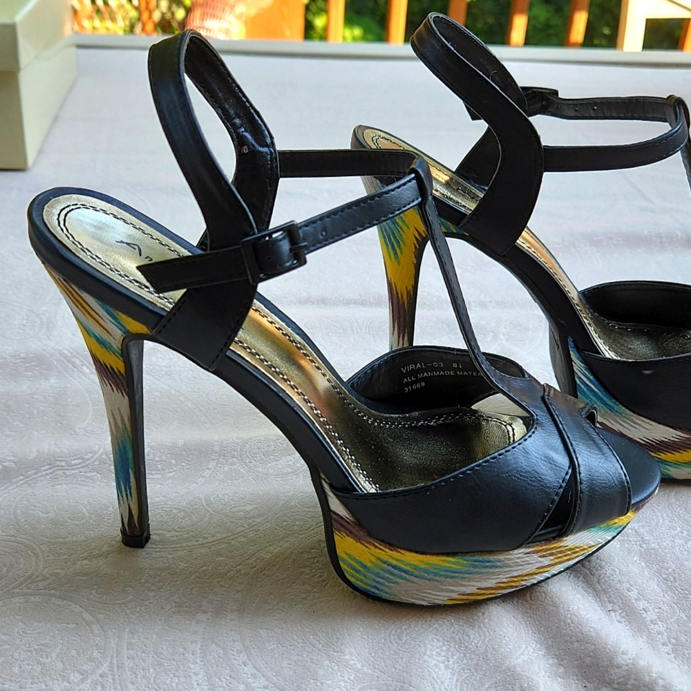 NWT Black with pattern platform size 8 1/2